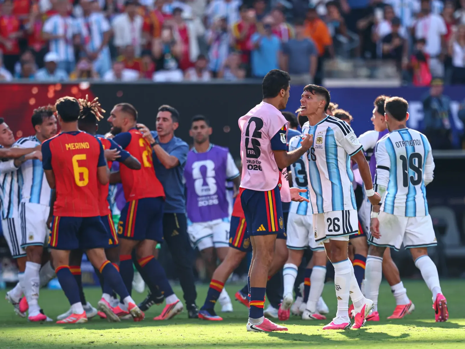 Încăierare între jucători argentinieni și spanioli după finala Cupei Mondiale 2026.