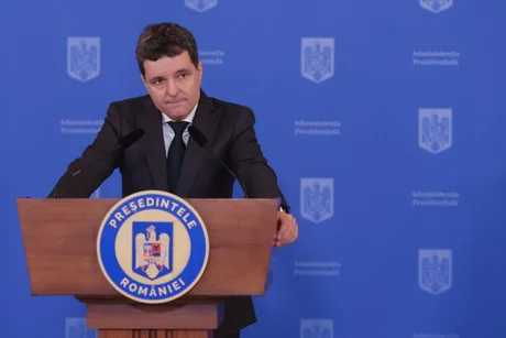 Nicușor Dan discutând despre reglementarea jocurilor de noroc la o conferință.