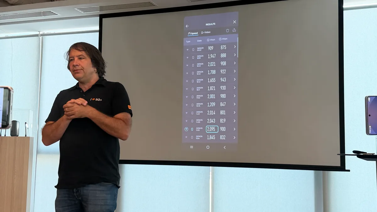 Reprezentant Orange România discutând despre investiții în infrastructură 5G Plus.