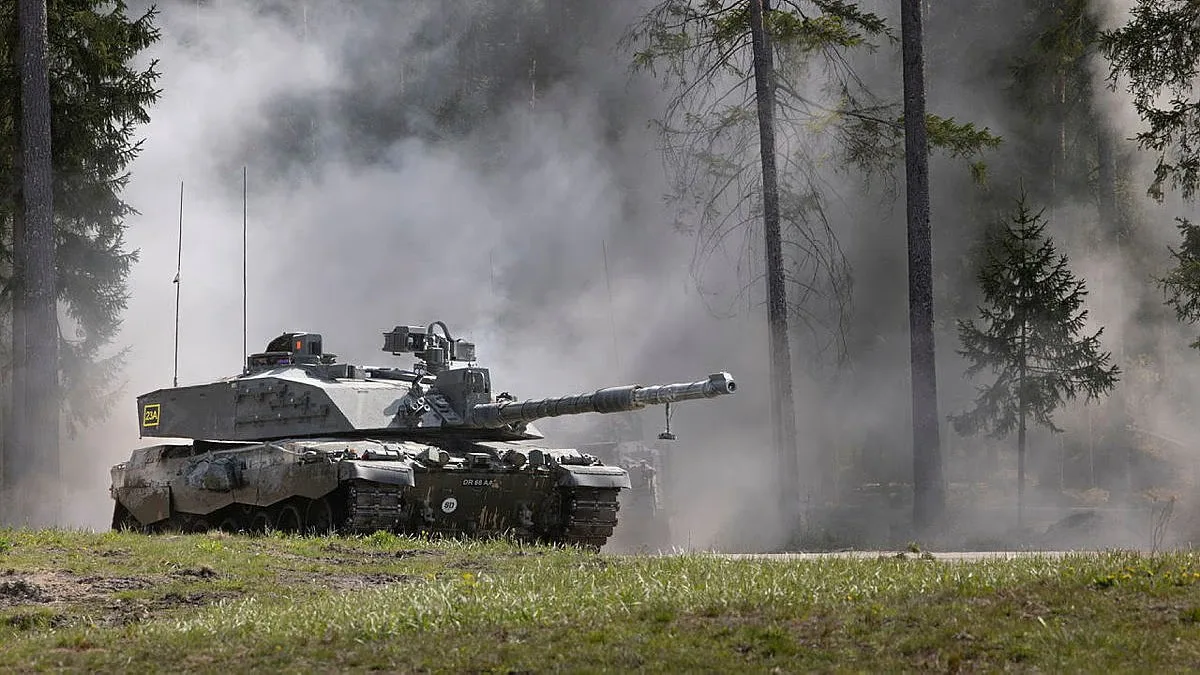 Un tanc în mișcare pe un câmp de luptă în estonia, în timpul unui exercițiu militar.