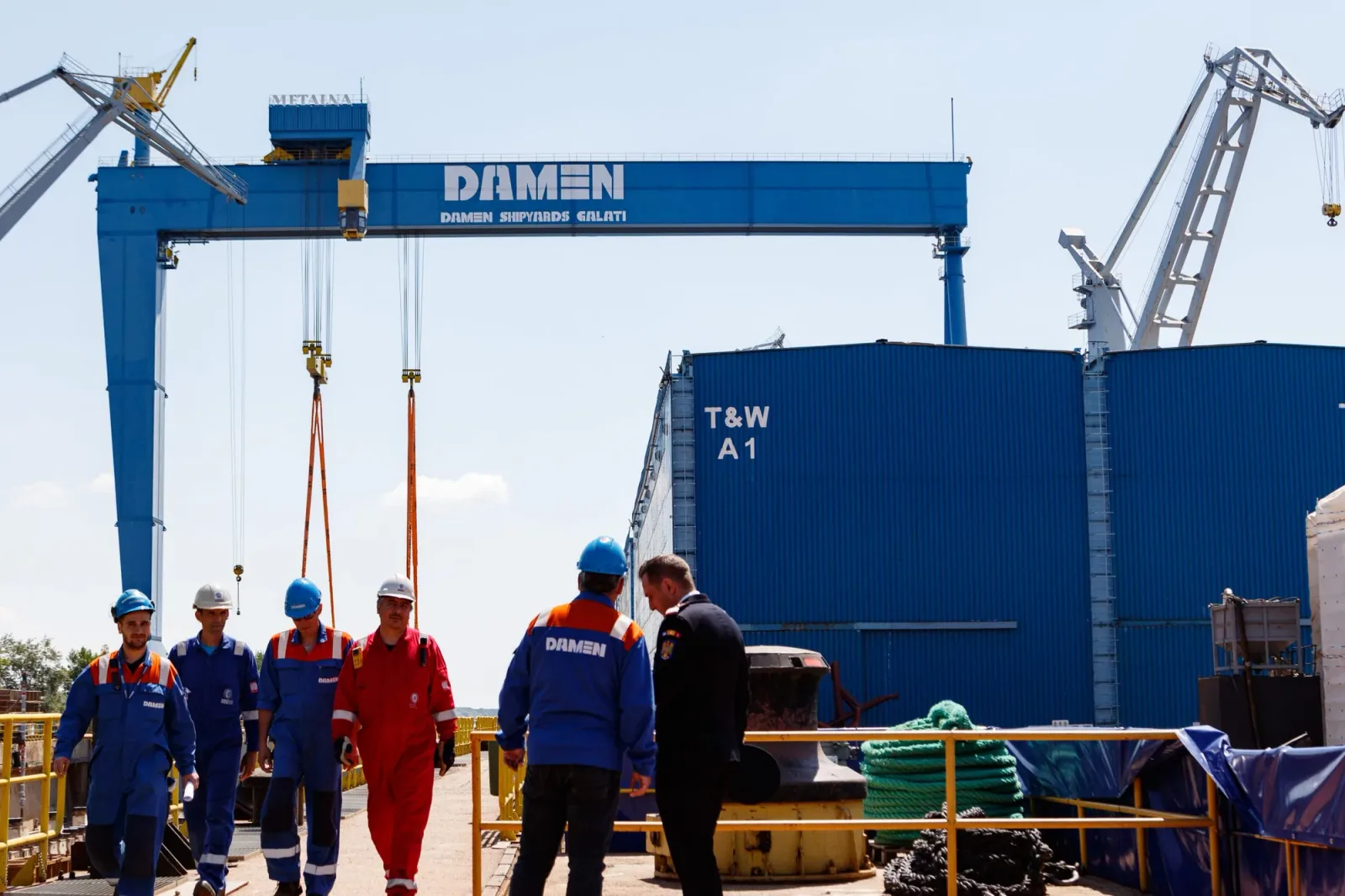 Angajați la Șantierul Naval Damen, pregătindu-se pentru activitate.