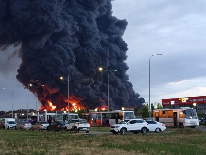 Incendiu masiv la rafinăria din Novospasskoe, cu fum negru vizibil.