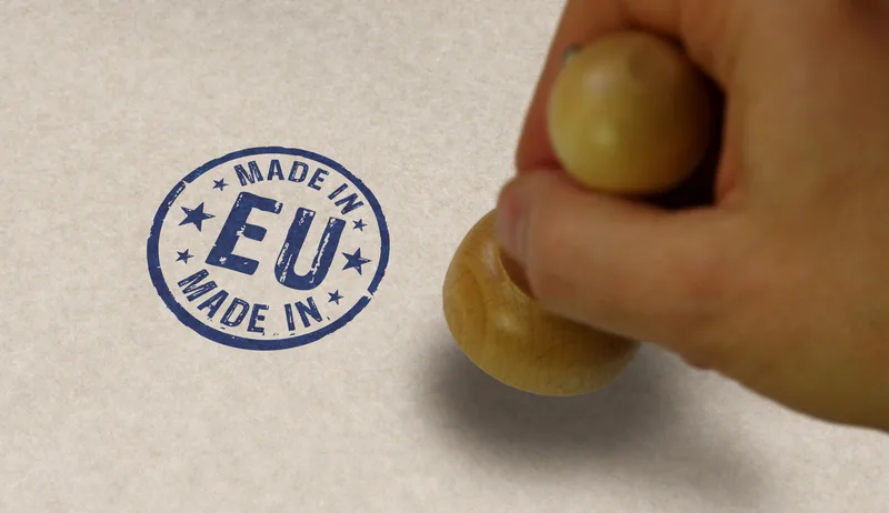 Marcaj cu eticheta Fabricat în UE pe un document oficial.