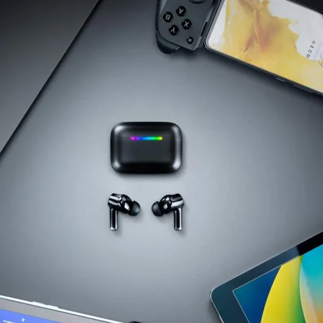 Căști wireless HAMMERHEAD V3 HYPERSPEED alături de dispozitive moderne.