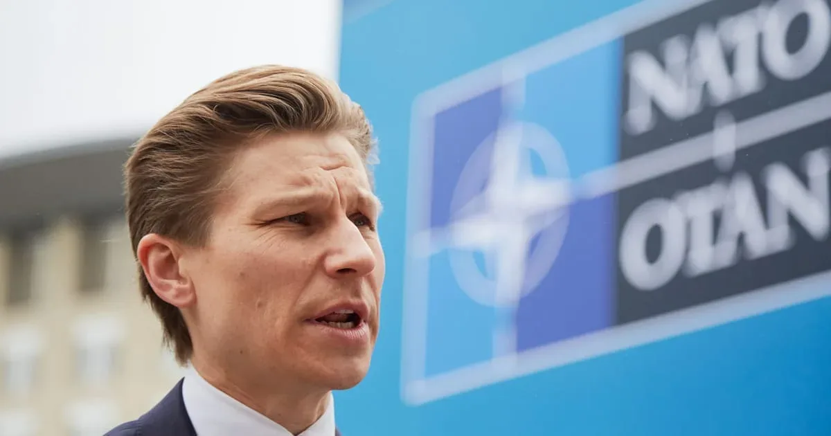 Ministrul suedez al apărării discutând despre cooperarea cu Finlanda.
