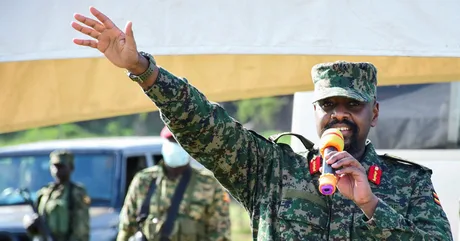 Muhoozi Kainerugaba anunță închiderea instituțiilor media din Uganda, afectând libertatea presei.
