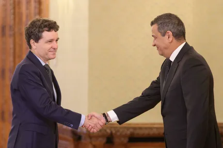 Ludovic Orban și Nicușor Dan se salută într-un cadru oficial.