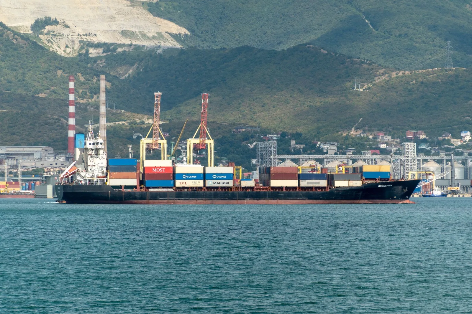 Nava comercială navigând pe Marea Neagră, în contextul tensiunilor recente.