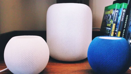 Difuzoare inteligente Apple pe un birou, pregătite pentru lansări viitoare.