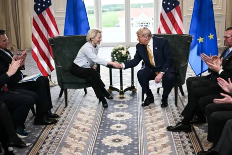 Întâlnire între lideri europeni și americani pentru discuții strategice.