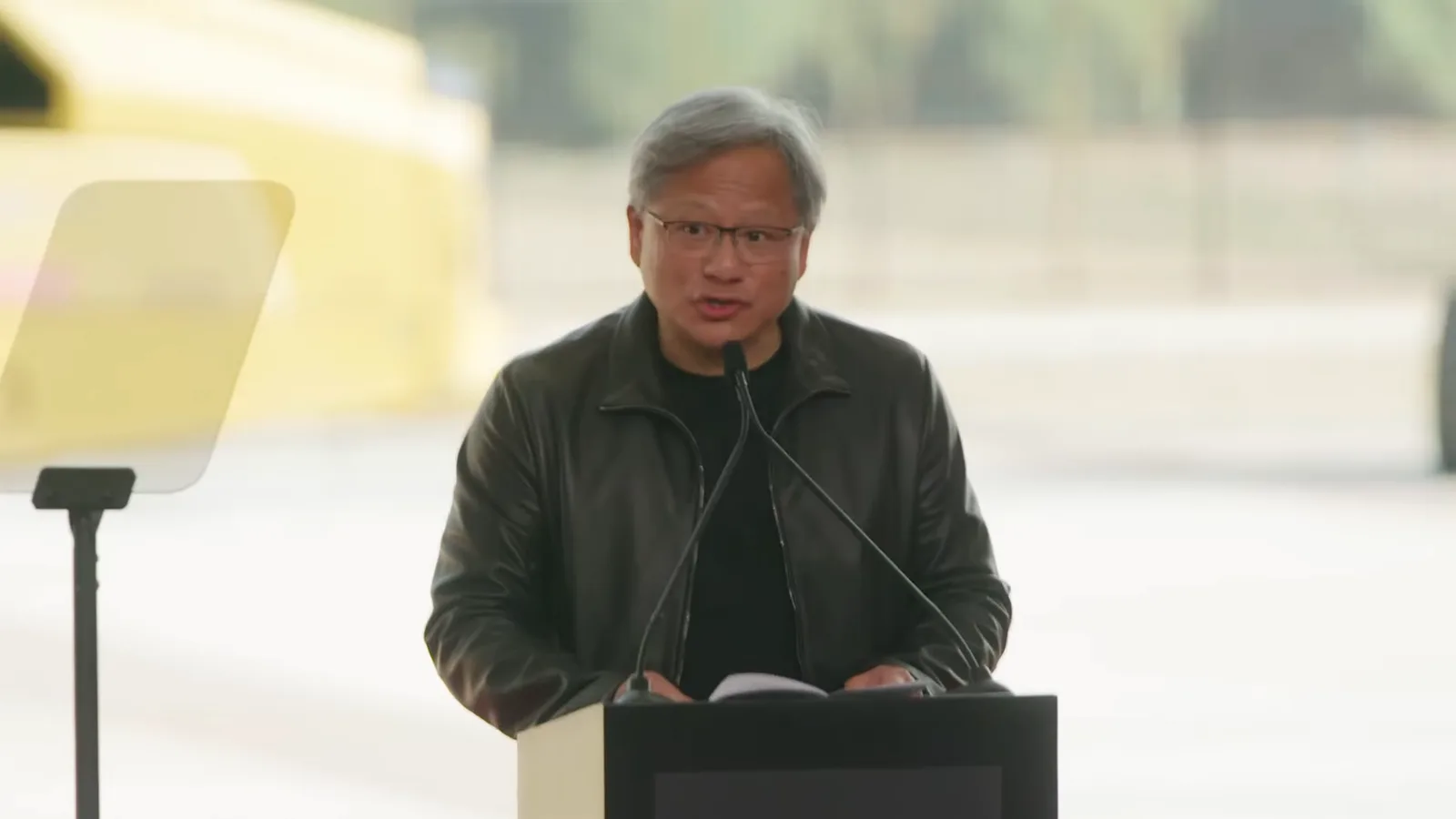 Jensen Huang discutând despre acordul pentru fabrica de AI din Japonia.