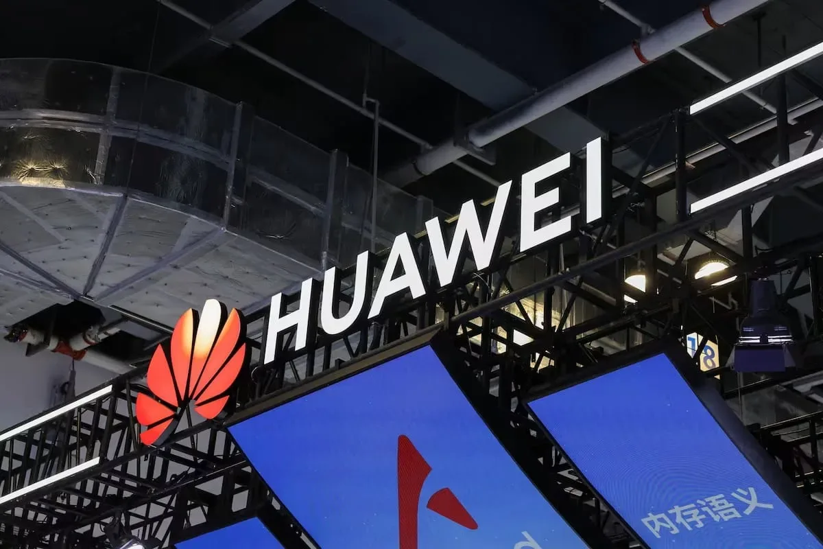 Logo-ul Huawei expus într-un spațiu comercial modern.