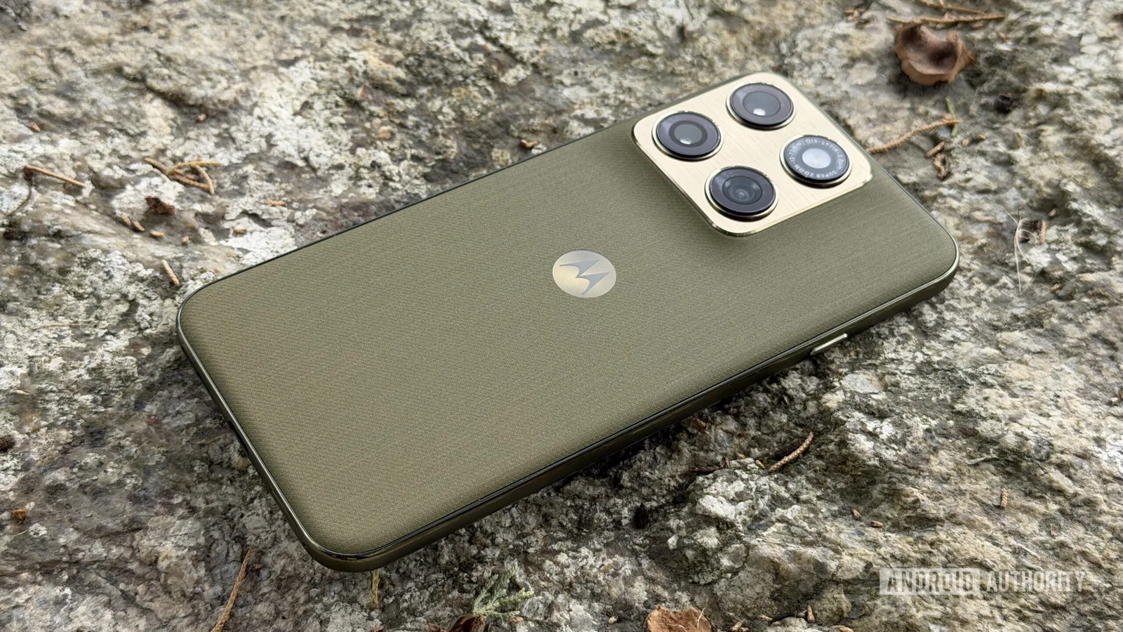 Telefon Motorola cu un design modern și camere multiple pe spate.