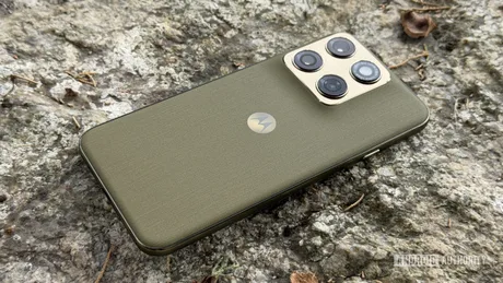 Telefon Motorola cu un design modern și camere multiple pe spate.