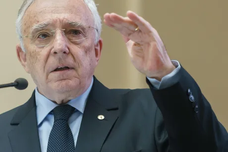 Cristian Popa discută despre adoptarea euro în România.