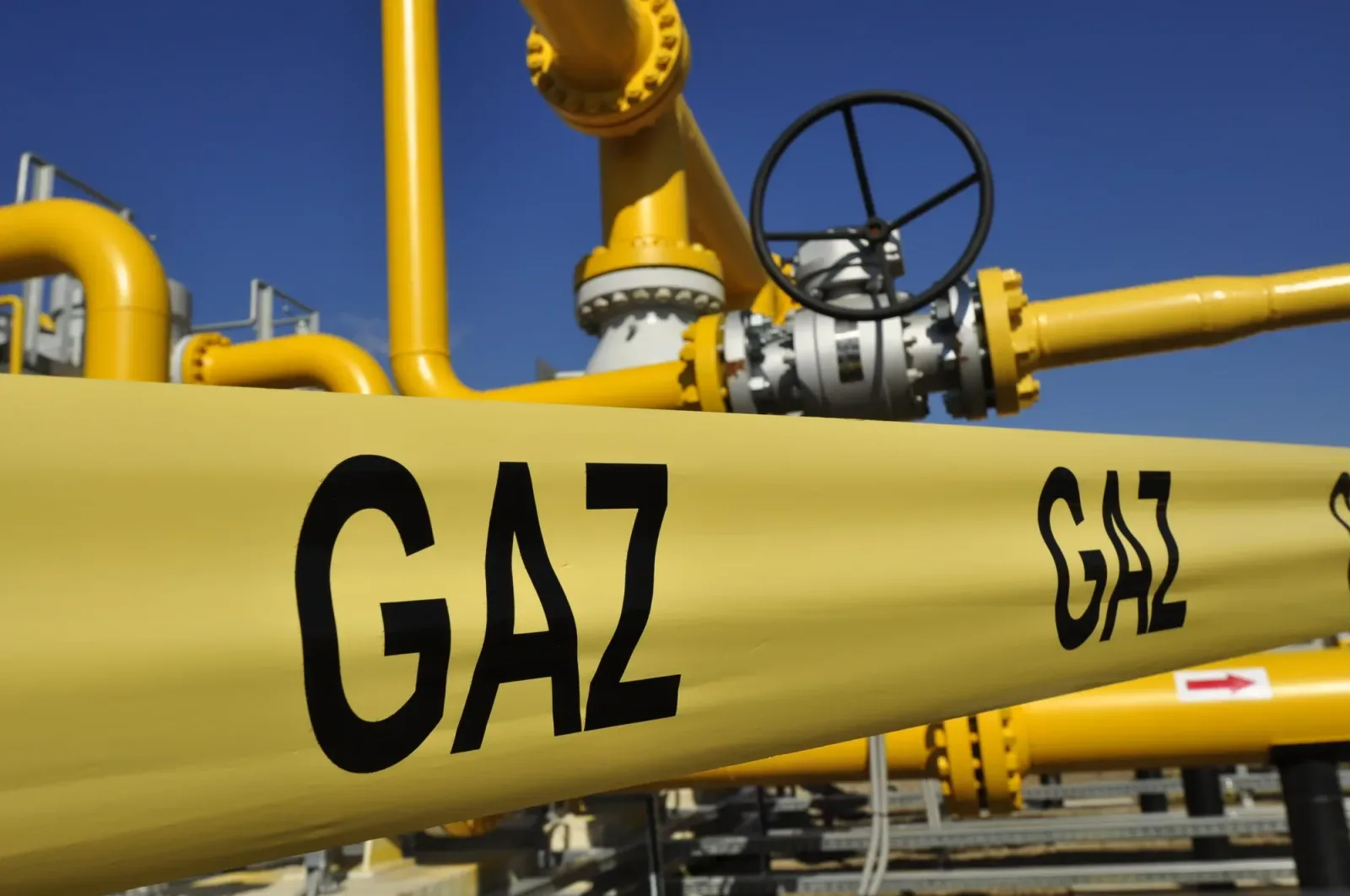Conducte de gaz cu inscripția GAZ pe fundal albastru.
