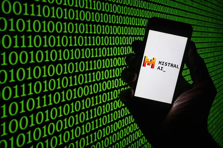 Logo Mistral AI pe un fundal de cod binar verde.