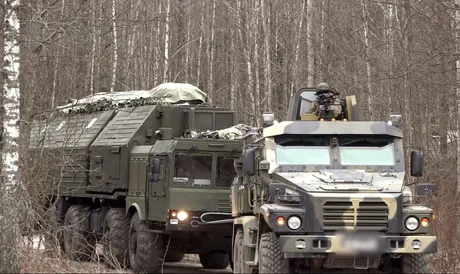 Vehicule militare ucrainene pregătite pentru operațiuni în pădure.