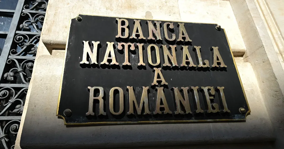 Placă de identificare a Băncii Naționale a României pe un zid.