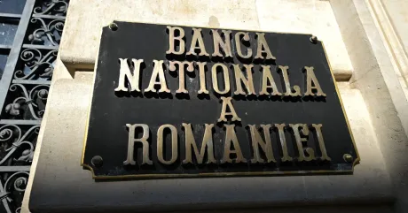 Placă de identificare a Băncii Naționale a României pe un zid.