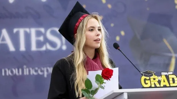 Lorena Irimia, absolventă cu media 10, vorbește la ceremonie.