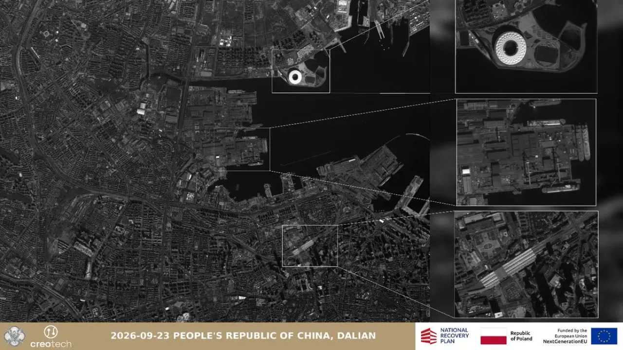 Imagini satelitare ale portului din Dalian, evidențiind construcția unui portavion chinez.