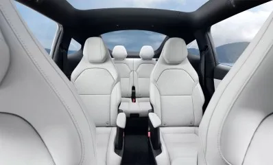 Interiorul elegant al noului Model Y L cu șase locuri.