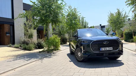 Un SUV Chery parcat pe o alee, înconjurat de vegetație.