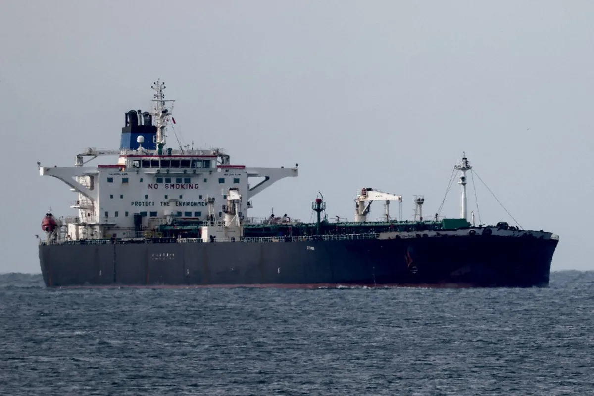 Petroliere navigând pe mare, în contextul sancțiunilor internaționale.