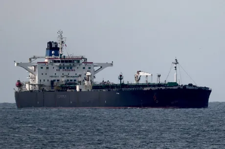 Petroliere navigând pe mare, în contextul sancțiunilor internaționale.
