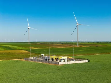 Parc eolian Green Breeze cu turbine pe câmp verde în Galați.
