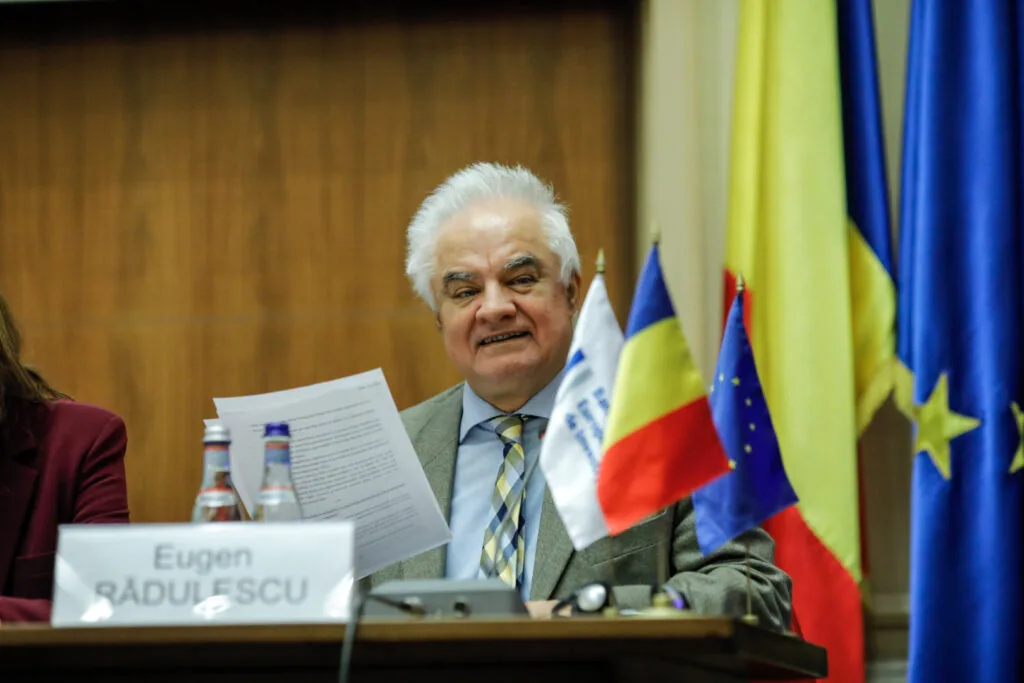 Eugen Rădulescu discută despre riscurile financiare ale României în cadrul unei conferințe.