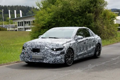 Prototipul electric Mercedes-AMG E 63 pe circuitul Nürburgring, cu design clasic și tehnologii avansate.