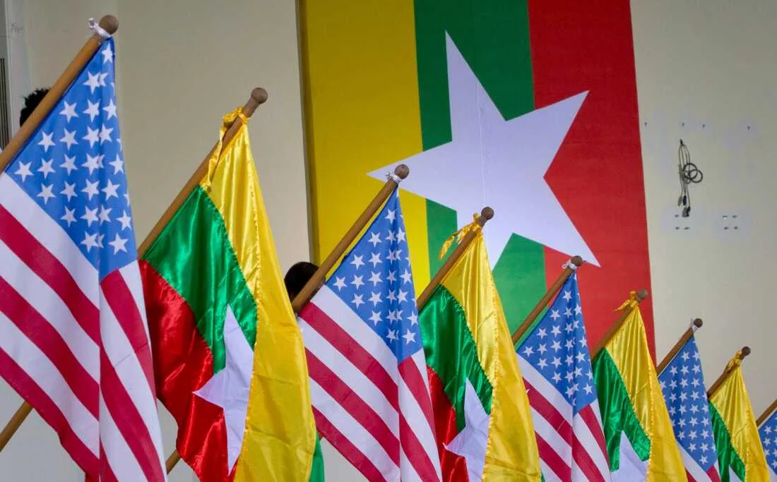 Steaguri ale Statelor Unite și Myanmar expuse într-un eveniment oficial.