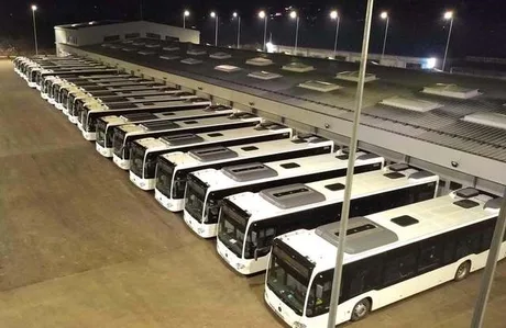 Autobuze parcate într-o garaj, pregătite pentru transportul public.