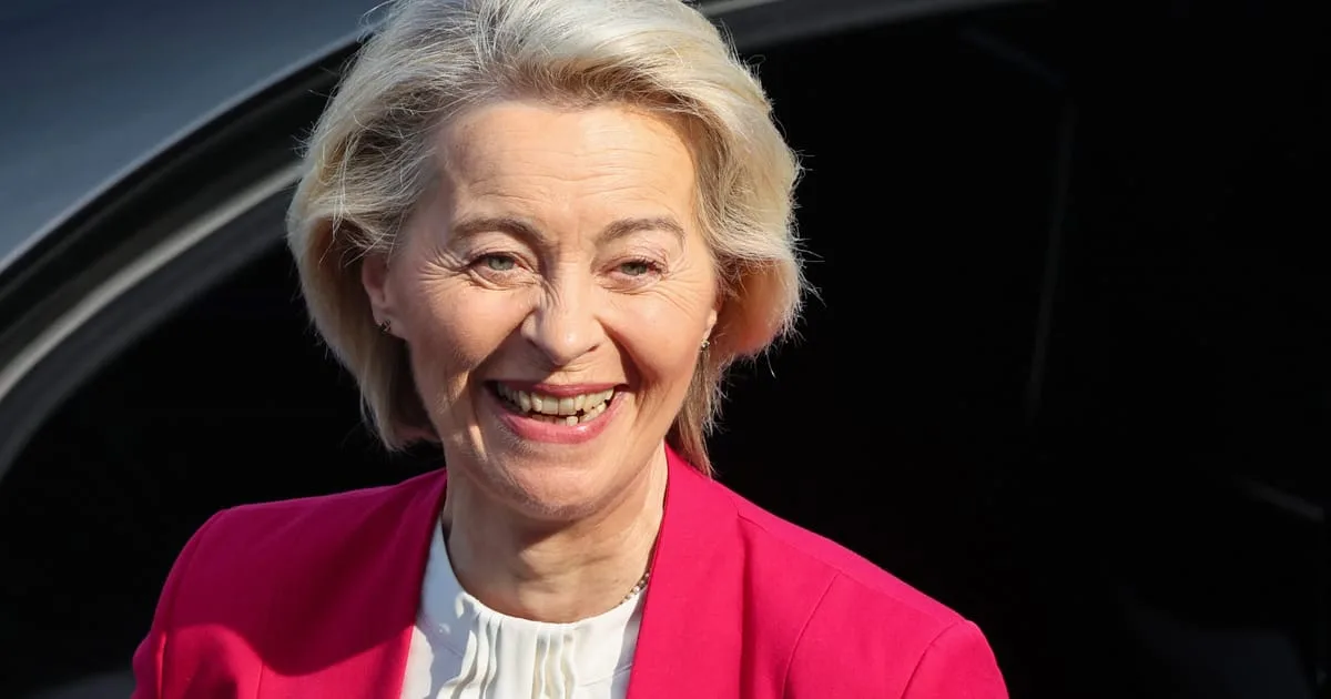 Ursula von der Leyen zâmbind, în fața unei mașini, într-un moment informal.