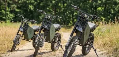 Motociclete electrice Wolfstorm pregătite pentru misiuni pe teren accidentat în Ucraina.