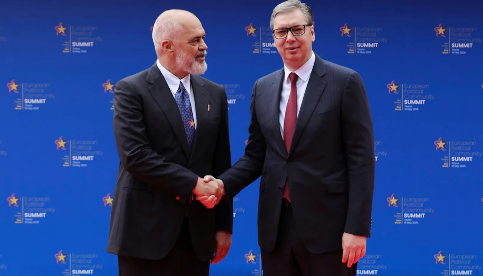 Edi Rama și Aleksandar Vučić se salută la summitul UE.
