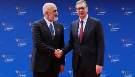Edi Rama și Aleksandar Vučić se salută la summitul UE.