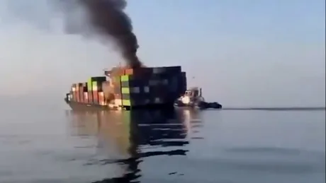 Nava GFS Pride în flăcări, scufundată în Strâmtoarea Hormuz.