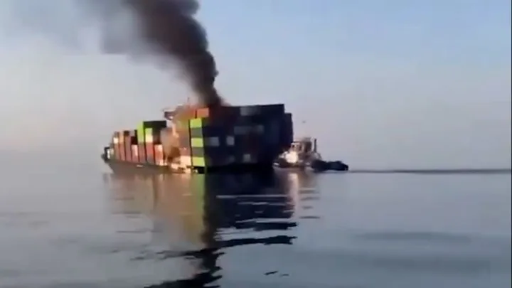 Nava GFS Pride în flăcări, scufundată în Strâmtoarea Hormuz.