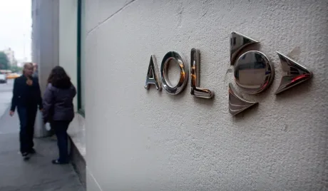 Logo-ul AOL pe un perete, simbol al achizițiilor Bending Spoons.