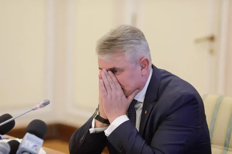 Lucian Bode îngrijorat în timpul unei ședințe de partid.