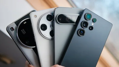 Patru smartphone-uri cu design modern și camere avansate, expuse pe o masă.