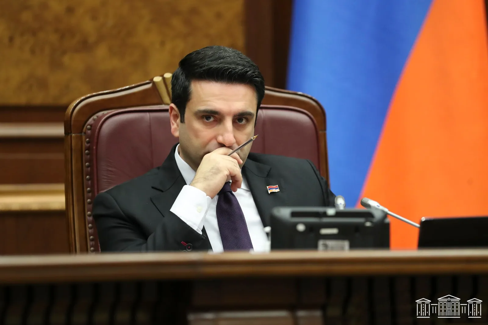 Președintele Parlamentului armean, Alan Simonian, în timpul unei conferințe de presă.