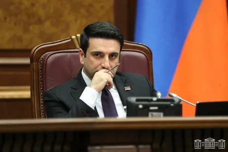 Președintele Parlamentului armean, Alan Simonian, în timpul unei conferințe de presă.