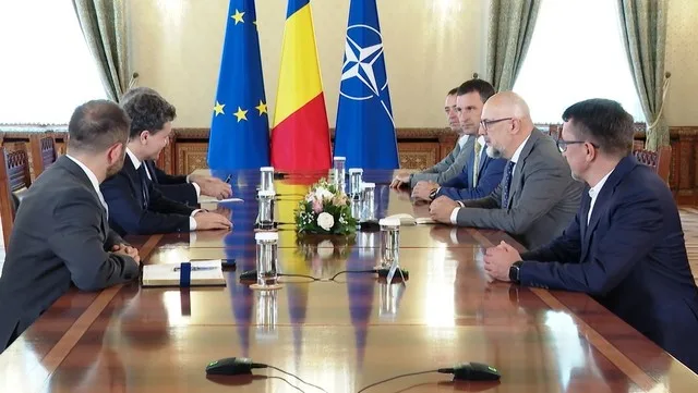 Discuții politice la Palatul Cotroceni, cu lideri de partide și steaguri naționale.