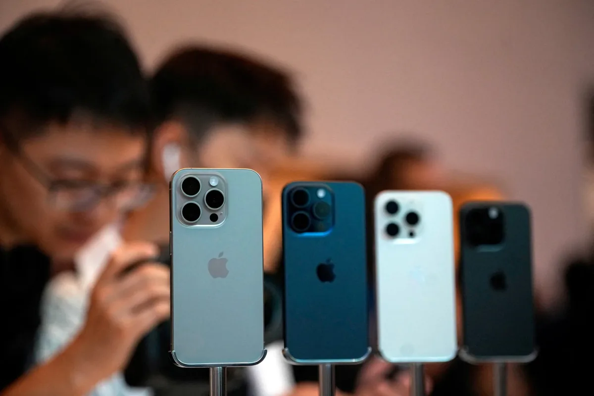 Modele de iPhone prezentate la un eveniment Apple.