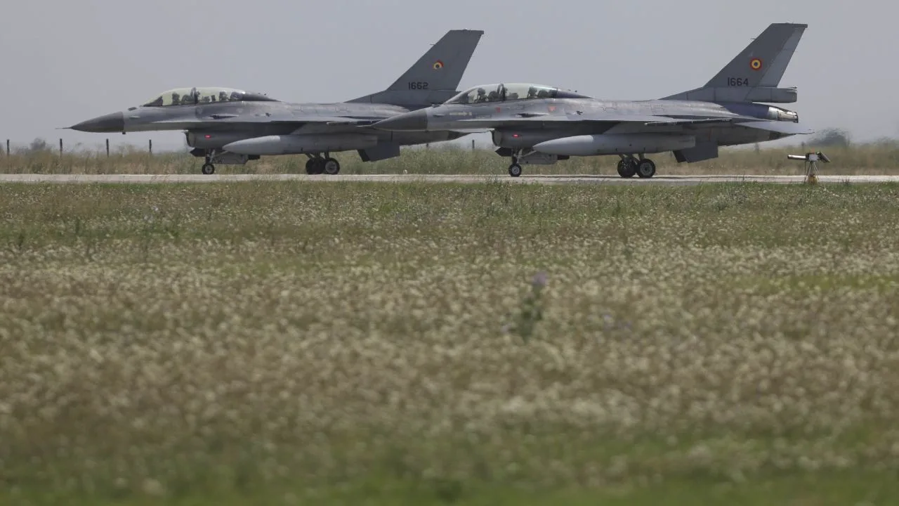 Două avioane F-16 pregătite pentru decolare în contextul unei alerte aeriene.