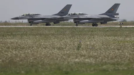 Două avioane F-16 pregătite pentru decolare în contextul unei alerte aeriene.